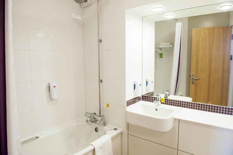 Premier Inn เชมส์ฟอร์ด ภายนอก รูปภาพ