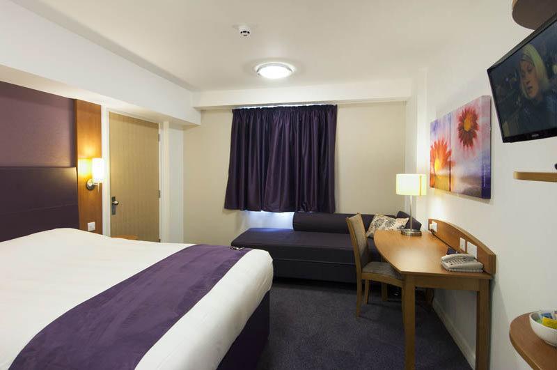 Premier Inn เชมส์ฟอร์ด ภายนอก รูปภาพ