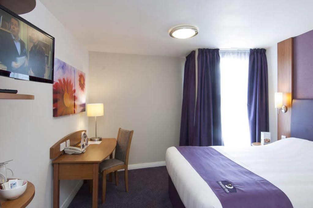Premier Inn เชมส์ฟอร์ด ภายนอก รูปภาพ
