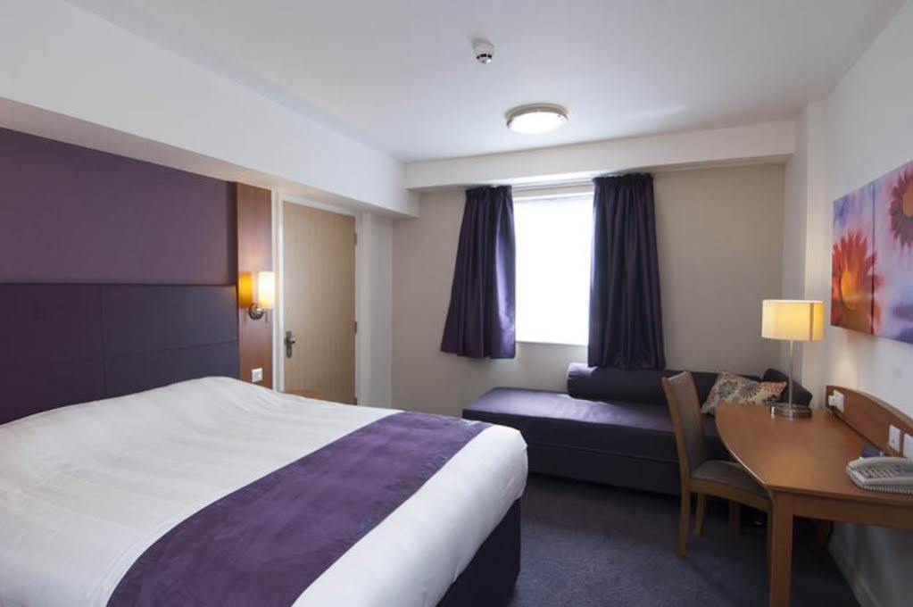 Premier Inn เชมส์ฟอร์ด ภายนอก รูปภาพ