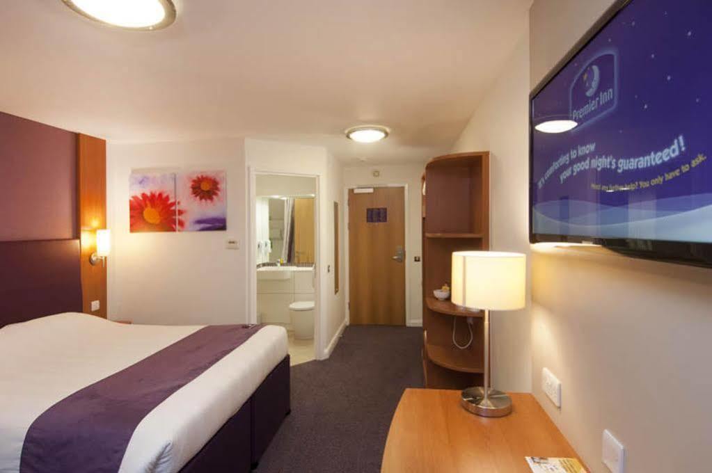 Premier Inn เชมส์ฟอร์ด ภายนอก รูปภาพ